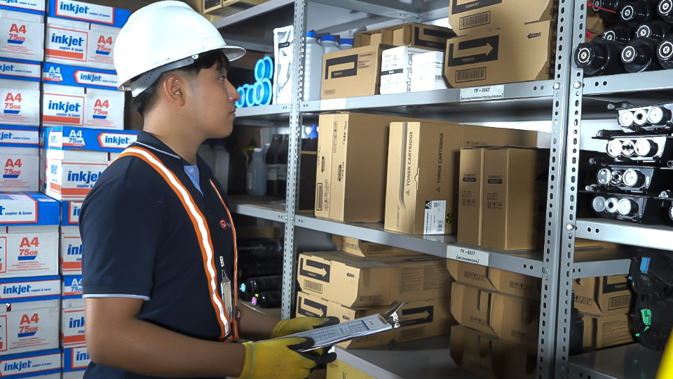Técnico de Tecnimax en el almacén de insumos y repuestos para impresoras